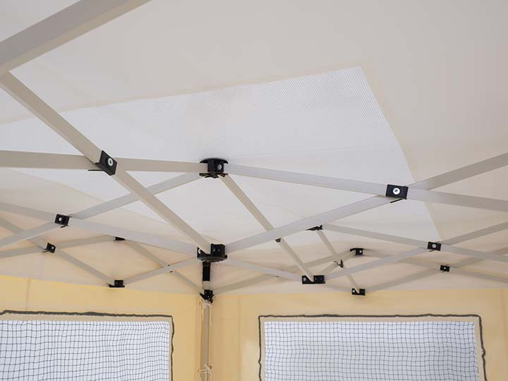 天井からもたっぷり採光した猫譲渡会用テント